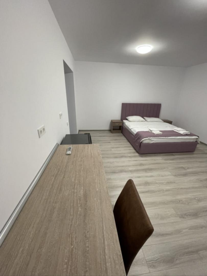 Chirii de Cluj: 350 de euro lunar pentru o garsonieră ca să împarți bucătăria cu alte trei apartamente. Ați plăti aceștei bani?