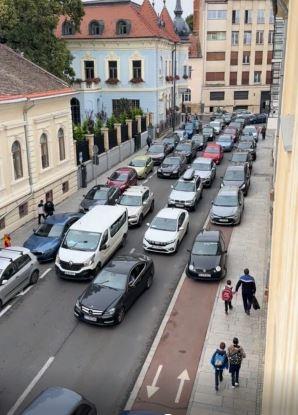 Culmea AROGANŢEI pe o stradă din centrul Clujului! Și-a lăsat mașina taman în mijlocul drumului ca să-și ducă copilul până în curtea școlii