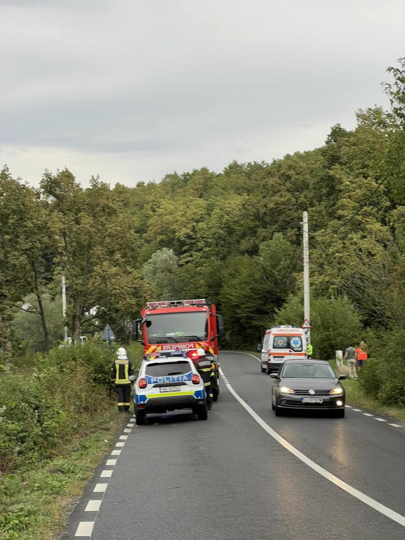 Accident pe drumul Sf. Ion. O mașină a ajuns cu roțile-n sus