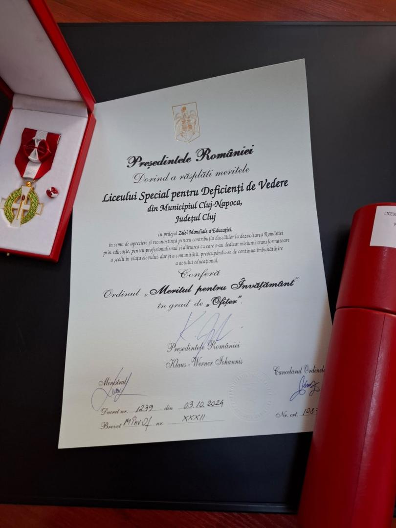 Un liceu special și două școli din județul Cluj, decorate de președintele Iohannis