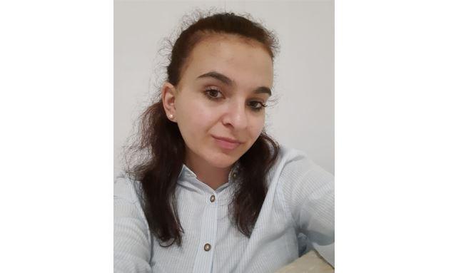 Un viitor fără durere costă 27.000 de euro: Povestea emoționantă a unei tinere de 20 de ani care suferă de scolioză severă