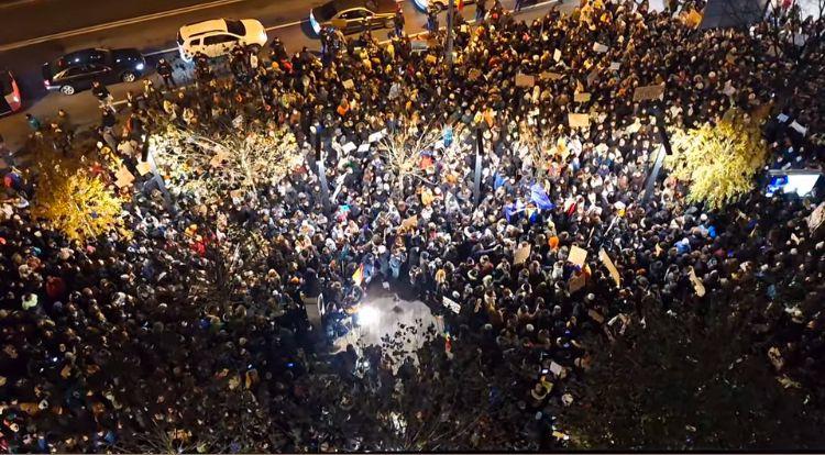Clujenii protestează împotriva lui Călin Georgescu: „Vrem UE, nu URSS” / „Nu vrem să trăim sub papucul lui Putin”