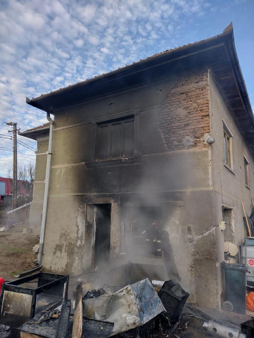 Incendiu la subsolul unei case din Cluj. Un bărbat a suferit arsuri