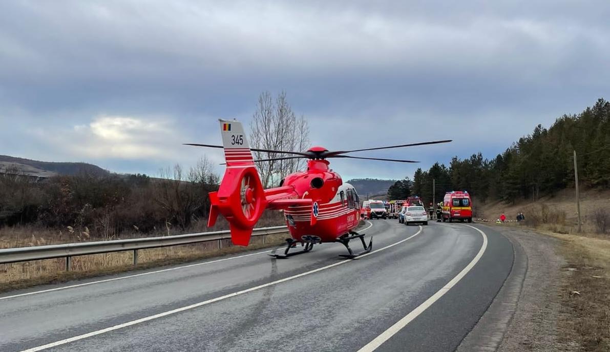 Accident într-o comună din Cluj. O mașină s-a răsturnat și un bărbat a fost dus cu elicopterul la spital