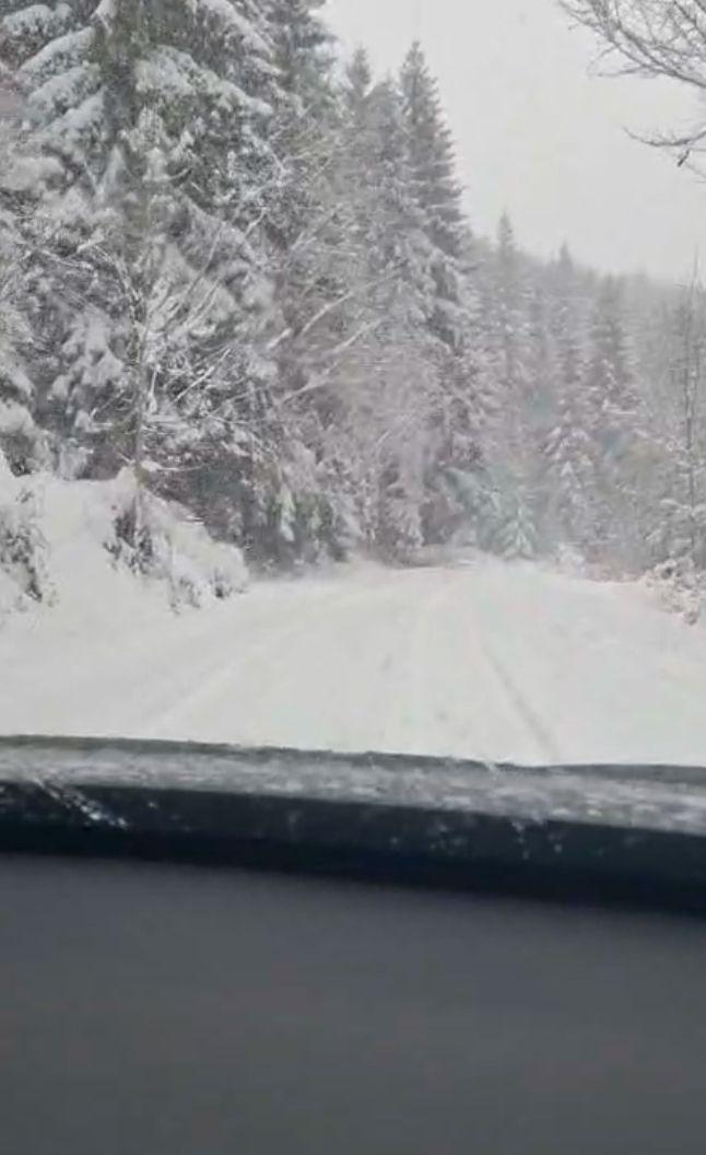 Turiștii dintr-o stațiune de interes local din județul Cluj trebuie să înconjoare zeci de km pentru a ajunge la schi din cauza unui drum care stă înch