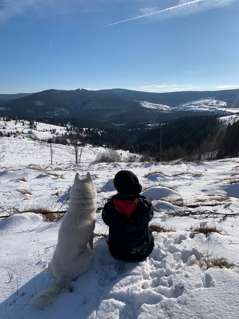 Turiștii dintr-o stațiune de interes local din județul Cluj trebuie să înconjoare zeci de km pentru a ajunge la schi din cauza unui drum care stă înch