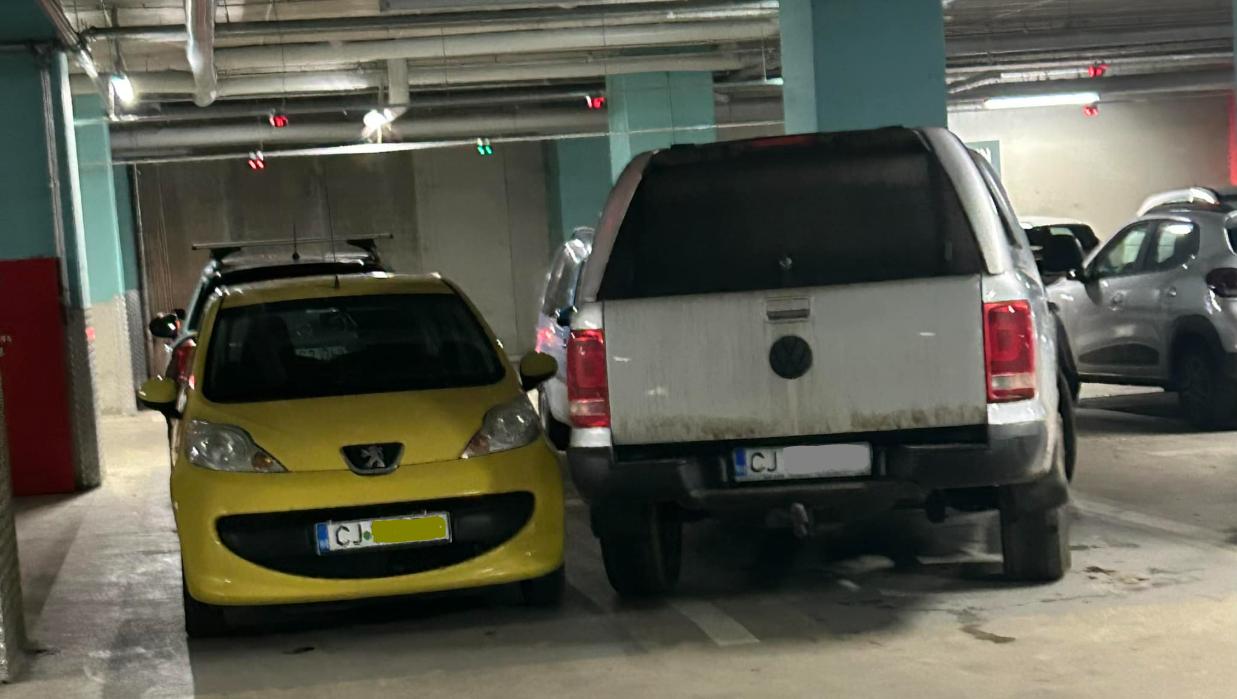 RUPE-ŢI PERMISUL! Categoria - parcat în Cluj. "Păcat că nu s-a pus la mijlocul crucii, că atunci ocupa 4 locuri"
