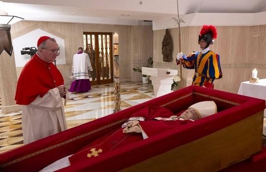 Au fost făcute publice primele fotografii cu Papa Francisc în sicriu