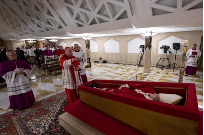 Au fost făcute publice primele fotografii cu Papa Francisc în sicriu