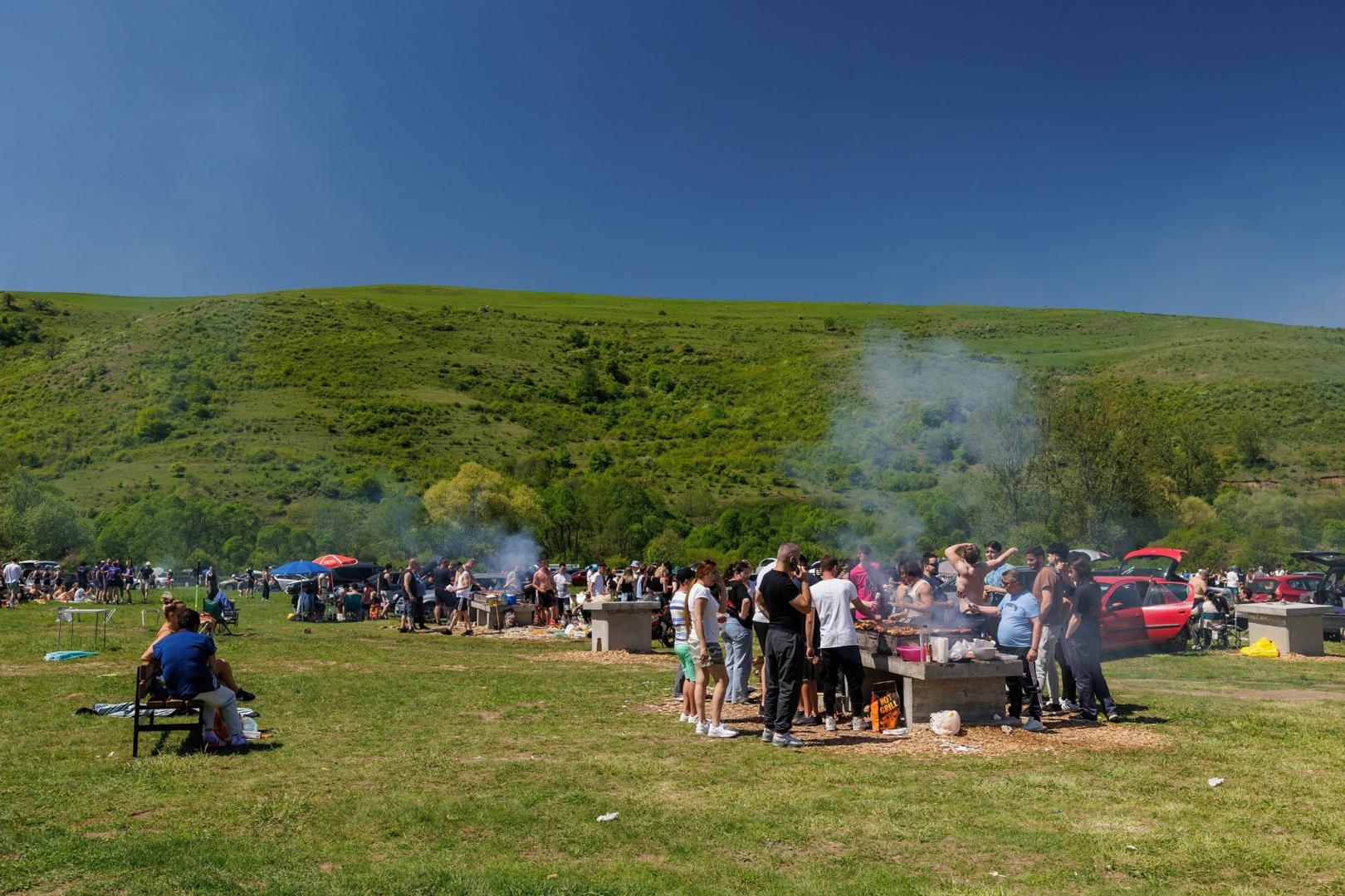 Clujenii au petrecut de 1 mai. Micii au sfârâit în zona Sfântul Ioan, în Gheorgheni și în tigăile de la bloc