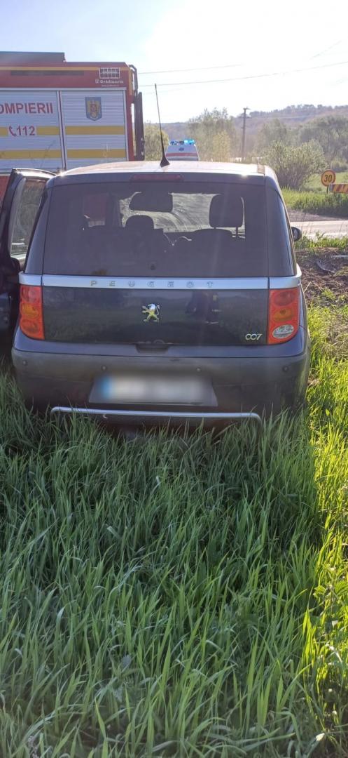 Mașină ieșită în decor pe un drum din Cluj. Un bărbat a fost transportat la spital