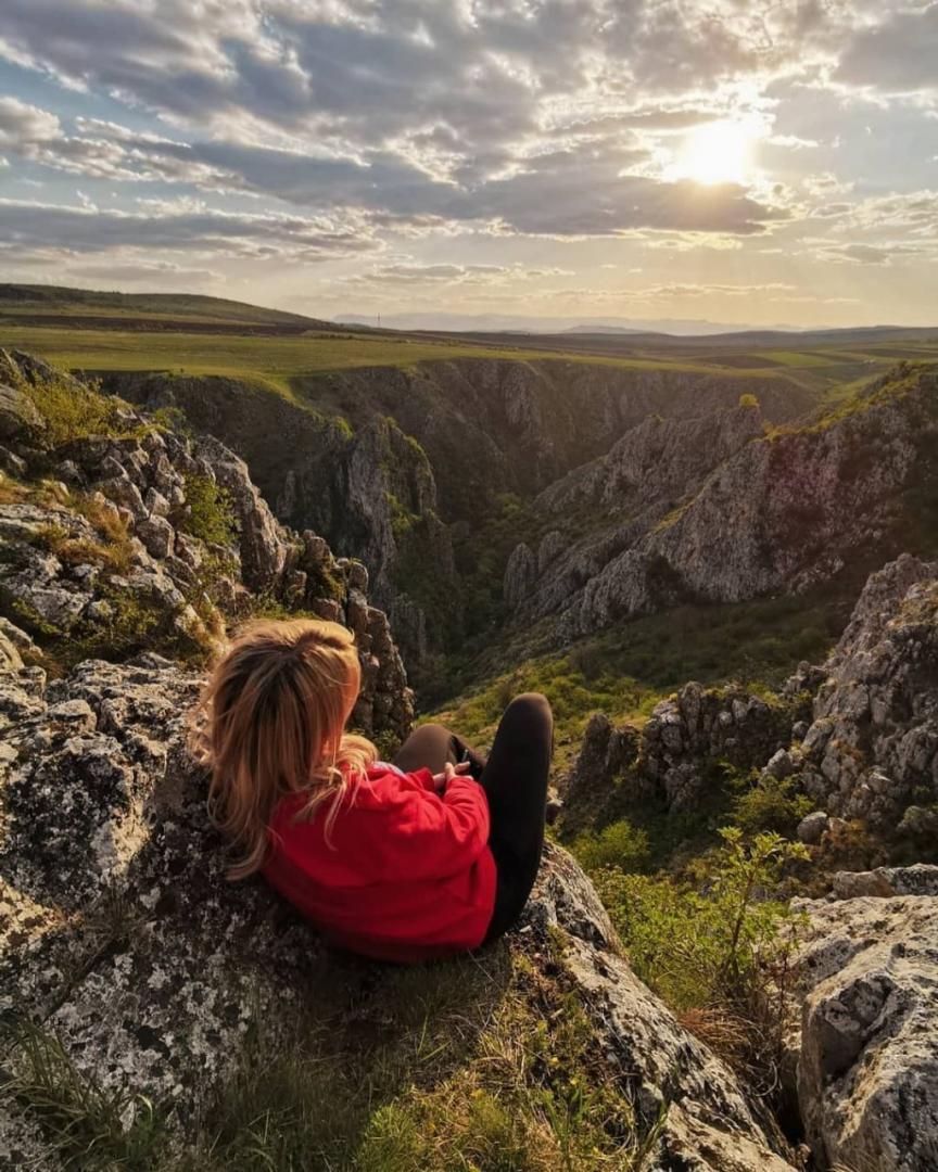 Destinație de weekend cu "de toate" la doi pași de Cluj: Relief sălbatic, peșteri, mici cascade și pereți de stâncă impresionanți