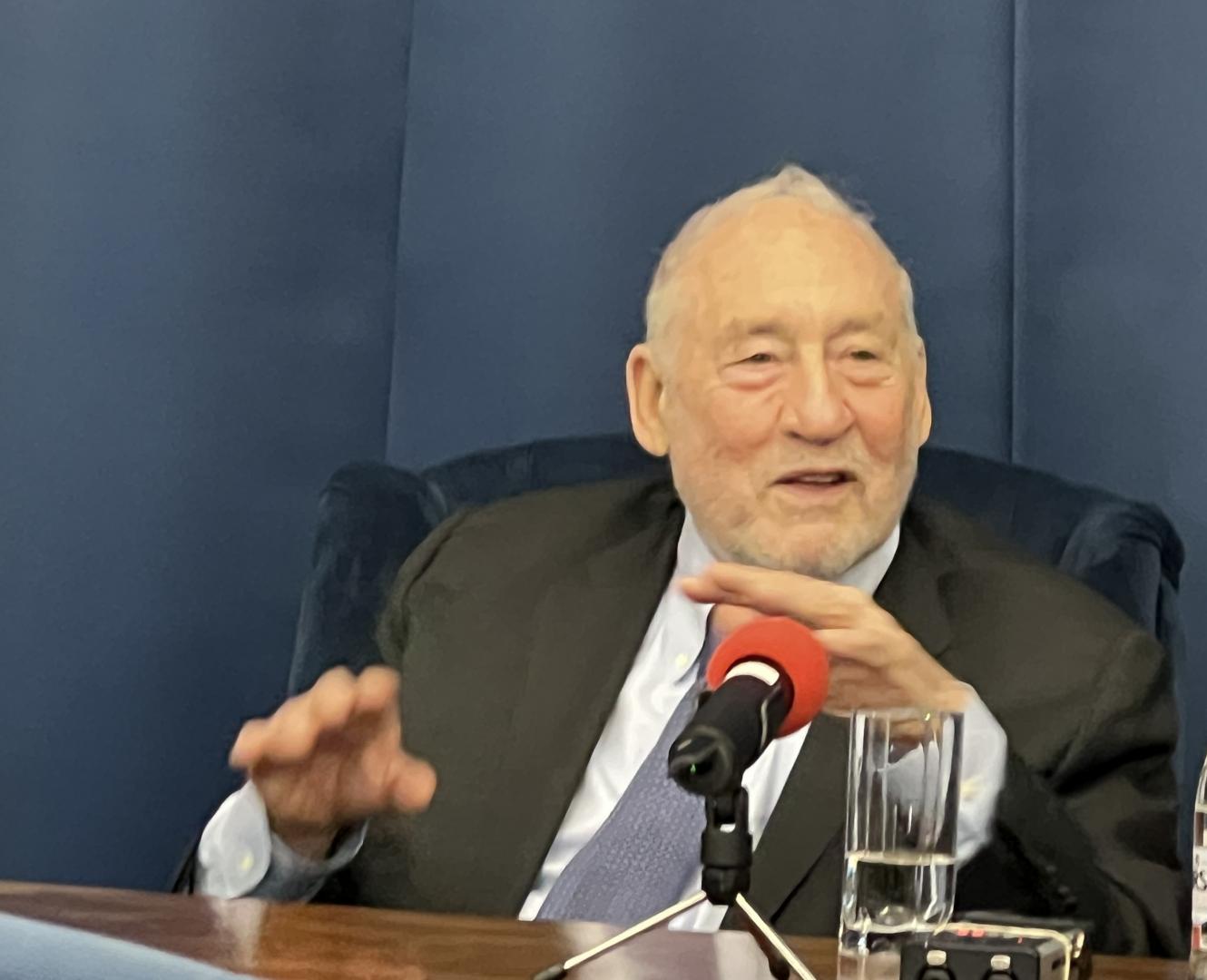 Joseph Stiglitz, laureat al premiului Nobel, a primit titlul Doctor Honoris Causa din partea UBB. „Cluj-Napoca e un oraș cu o economie vibrantă și mod