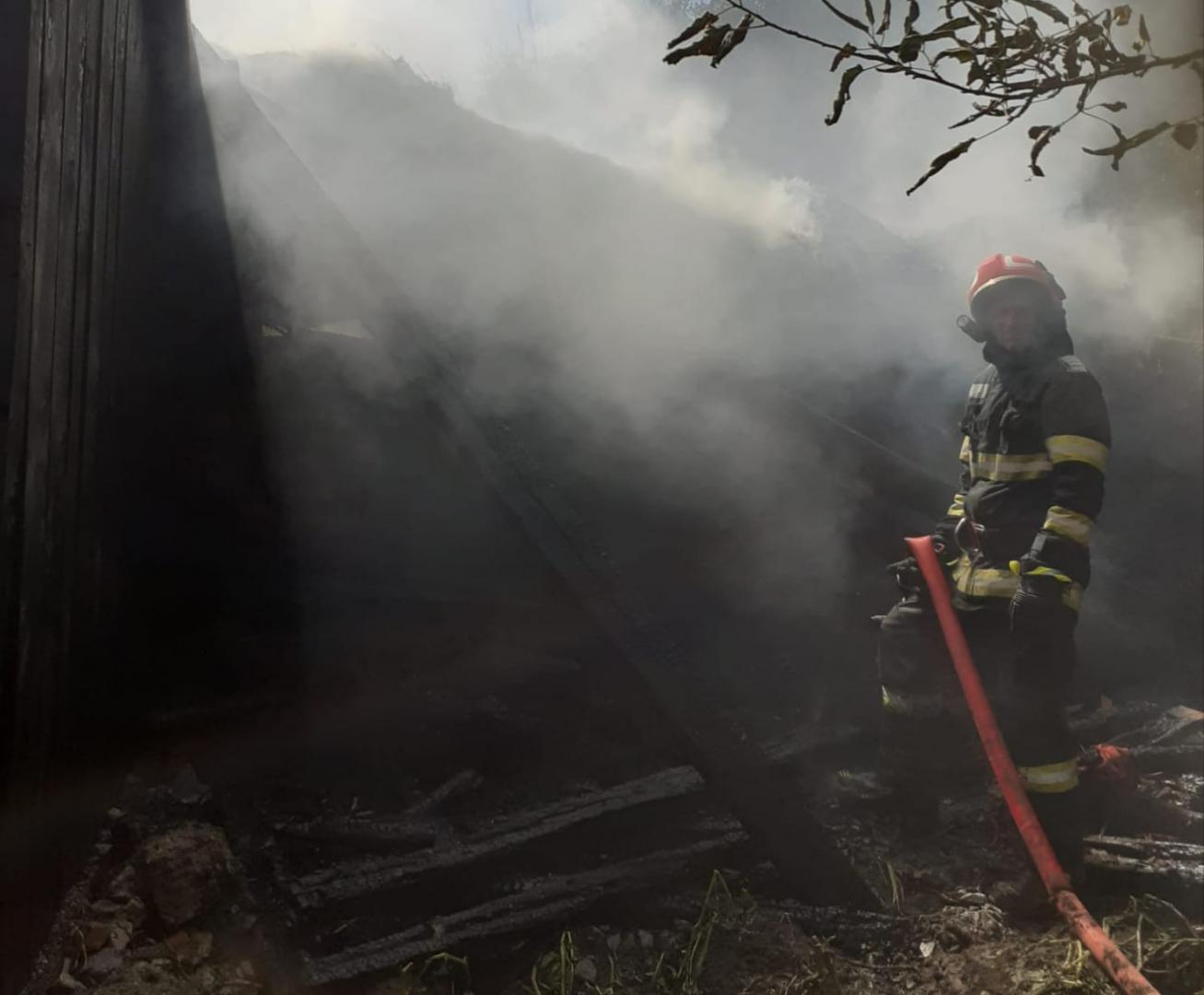 Incendiu mare într-o localitate din Cluj. O casă și o anexă, cuprinse în totalitate de flăcări. Intervin patru autospeciale