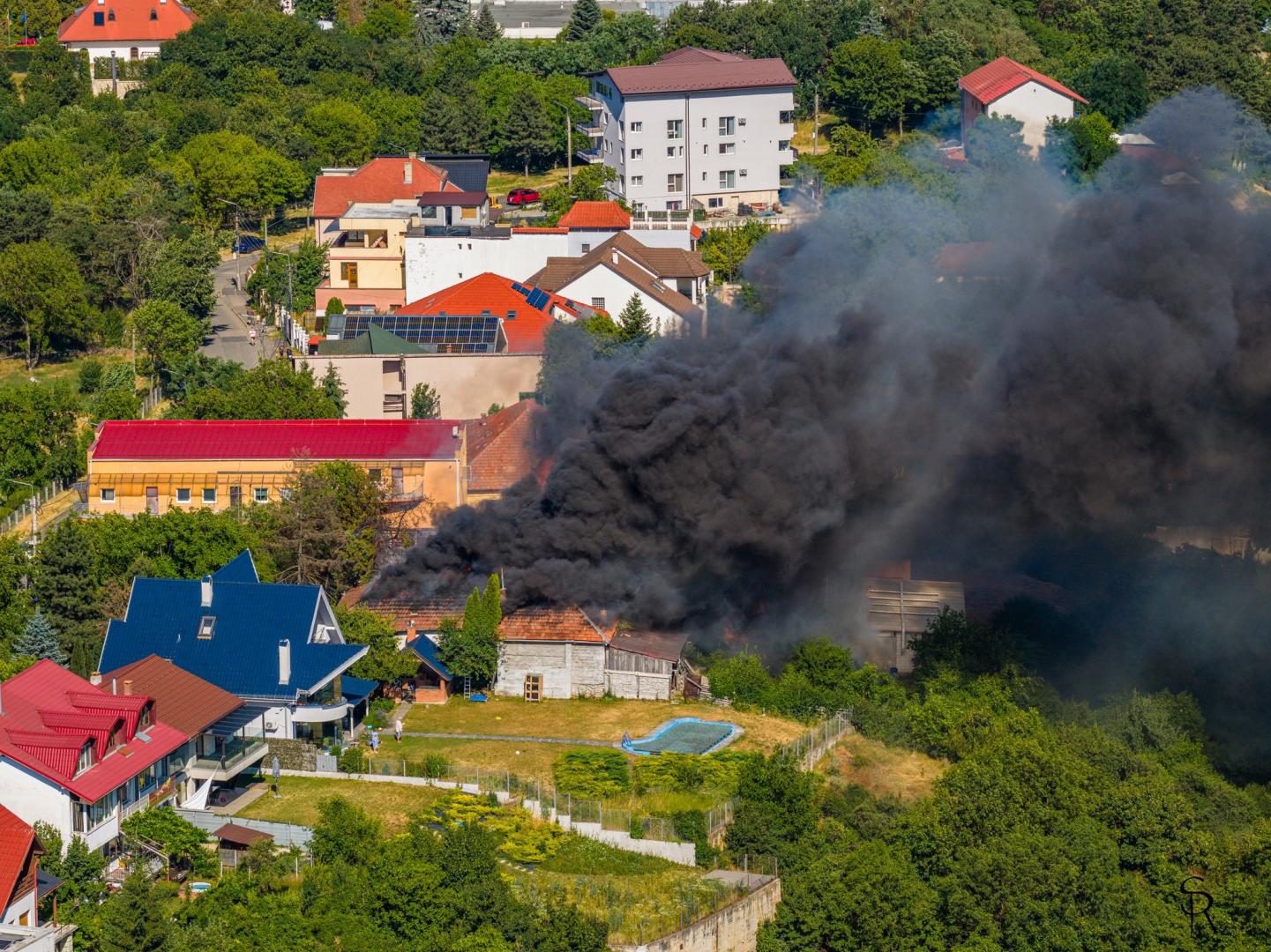 "Gruia, în flăcări". Imagini spectaculoase din dronă cu incendiul de pe strada Șerpuitoare din Cluj. A ars un cunoscut local