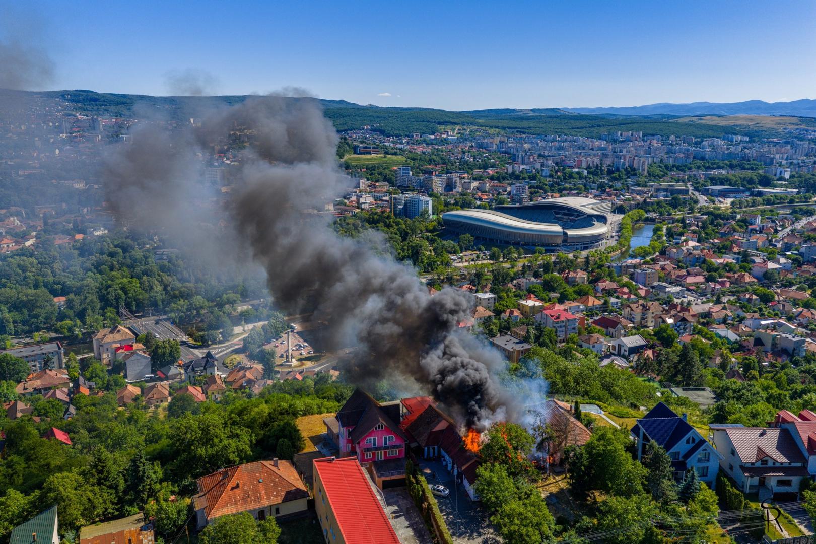 "Gruia, în flăcări". Imagini spectaculoase din dronă cu incendiul de pe strada Șerpuitoare din Cluj. A ars un cunoscut local