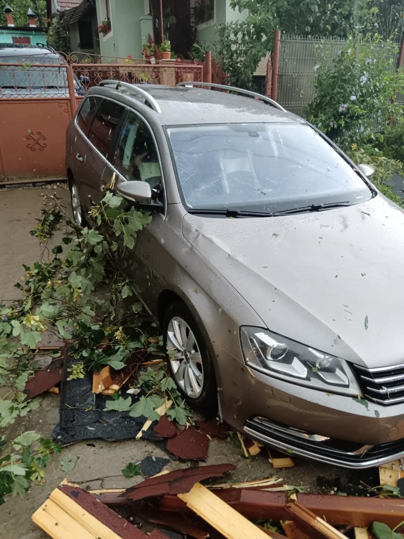 Furtuna a făcut PRĂPĂD la Cluj! În Țaga a smuls un acoperiș și l-a aruncat peste o mașină