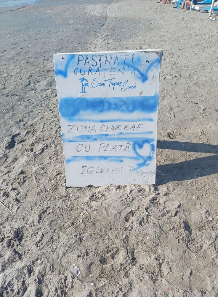 Litoralul românesc ne surprinde din nou! Cât te costă să faci plajă pe cearșaf la Mamaia
