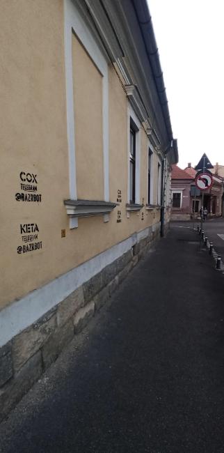 Clădirile din Cluj, „decorate” peste noapte cu mesaje care promovează vânzarea de droguri. Telegram, noua metodă a traficanților