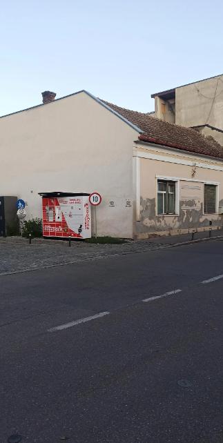 Clădirile din Cluj, „decorate” peste noapte cu mesaje care promovează vânzarea de droguri. Telegram, noua metodă a traficanților