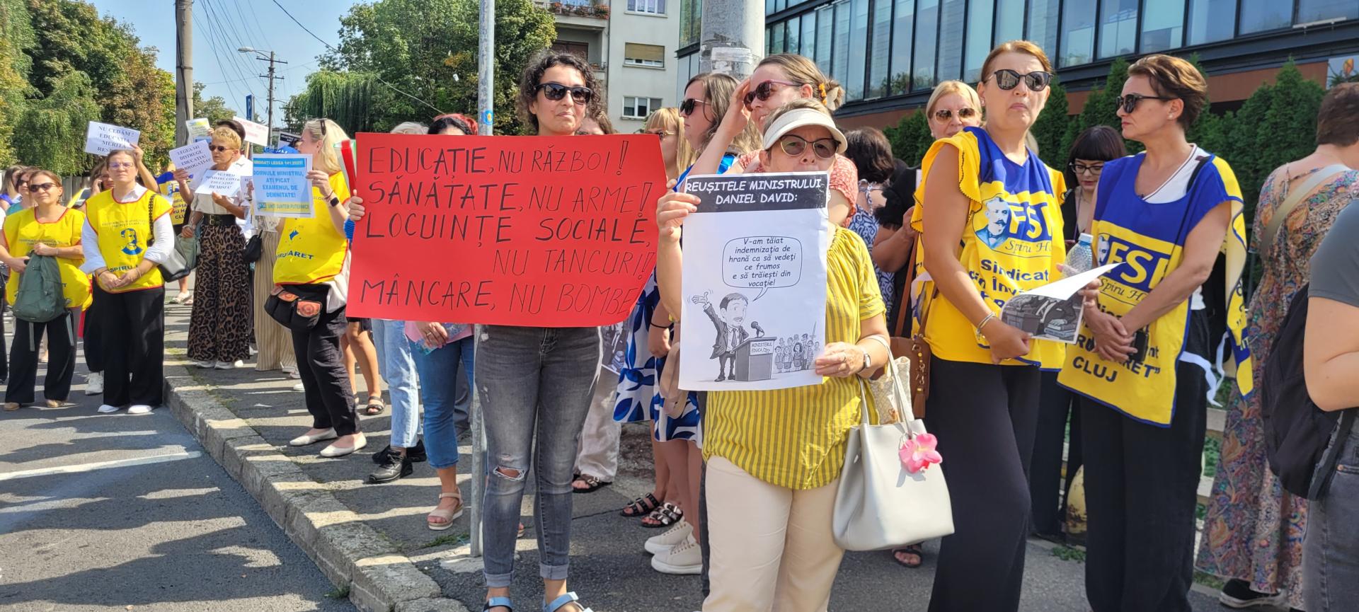 Profesorii, studenții și elevii, protest în fața IȘJ Cluj: „Luptăm și nu cedăm!”