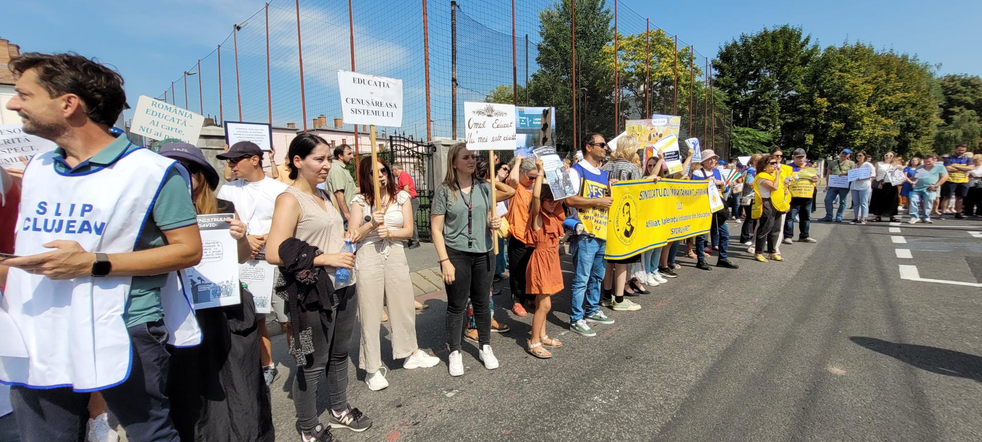 Profesorii, studenții și elevii, protest în fața IȘJ Cluj: „Luptăm și nu cedăm!”