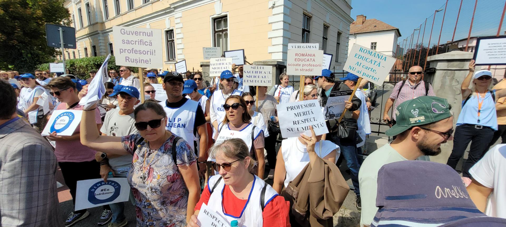 Profesorii, studenții și elevii, protest în fața IȘJ Cluj: „Luptăm și nu cedăm!”