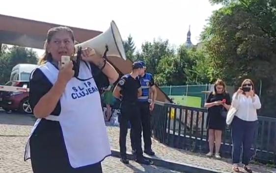 Profesorii, studenții și elevii, protest în fața IȘJ Cluj: „Luptăm și nu cedăm!”