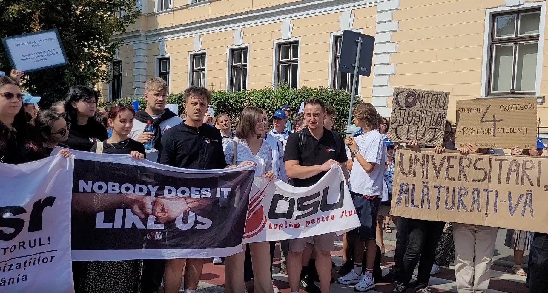 Profesorii, studenții și elevii, protest în fața IȘJ Cluj: „Luptăm și nu cedăm!”