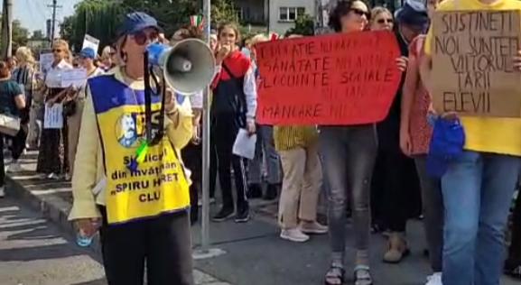 Profesorii, studenții și elevii, protest în fața IȘJ Cluj: „Abrogați Legea 14! Educația merită respect!”