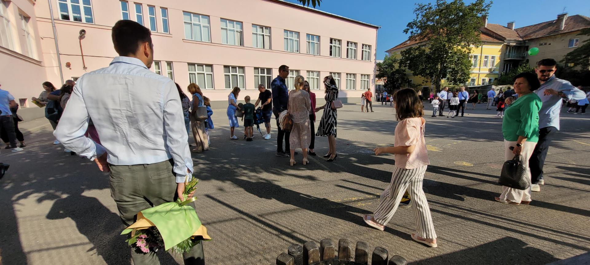 A început școala la Cluj! Cu sau fără festivități. Care cum...