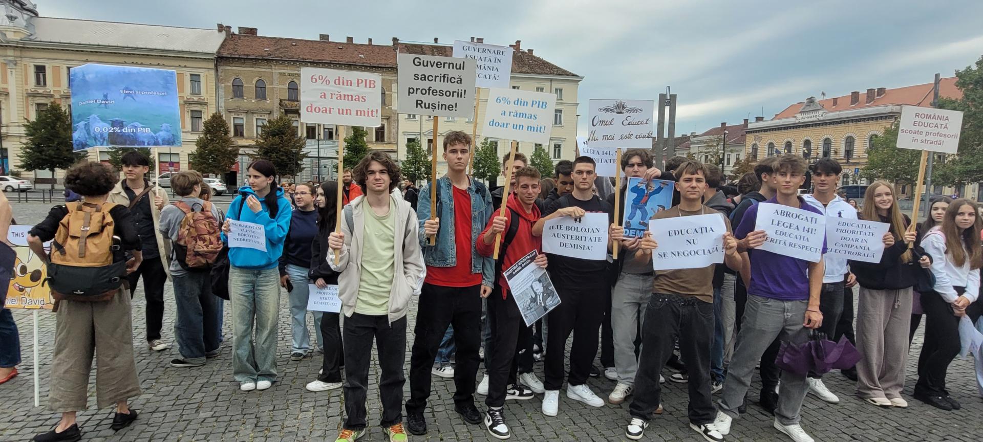 Profesorii clujeni, din nou în stradă. Miting de protest în centrul Clujului. Studenții și elevii, alături de dascăli