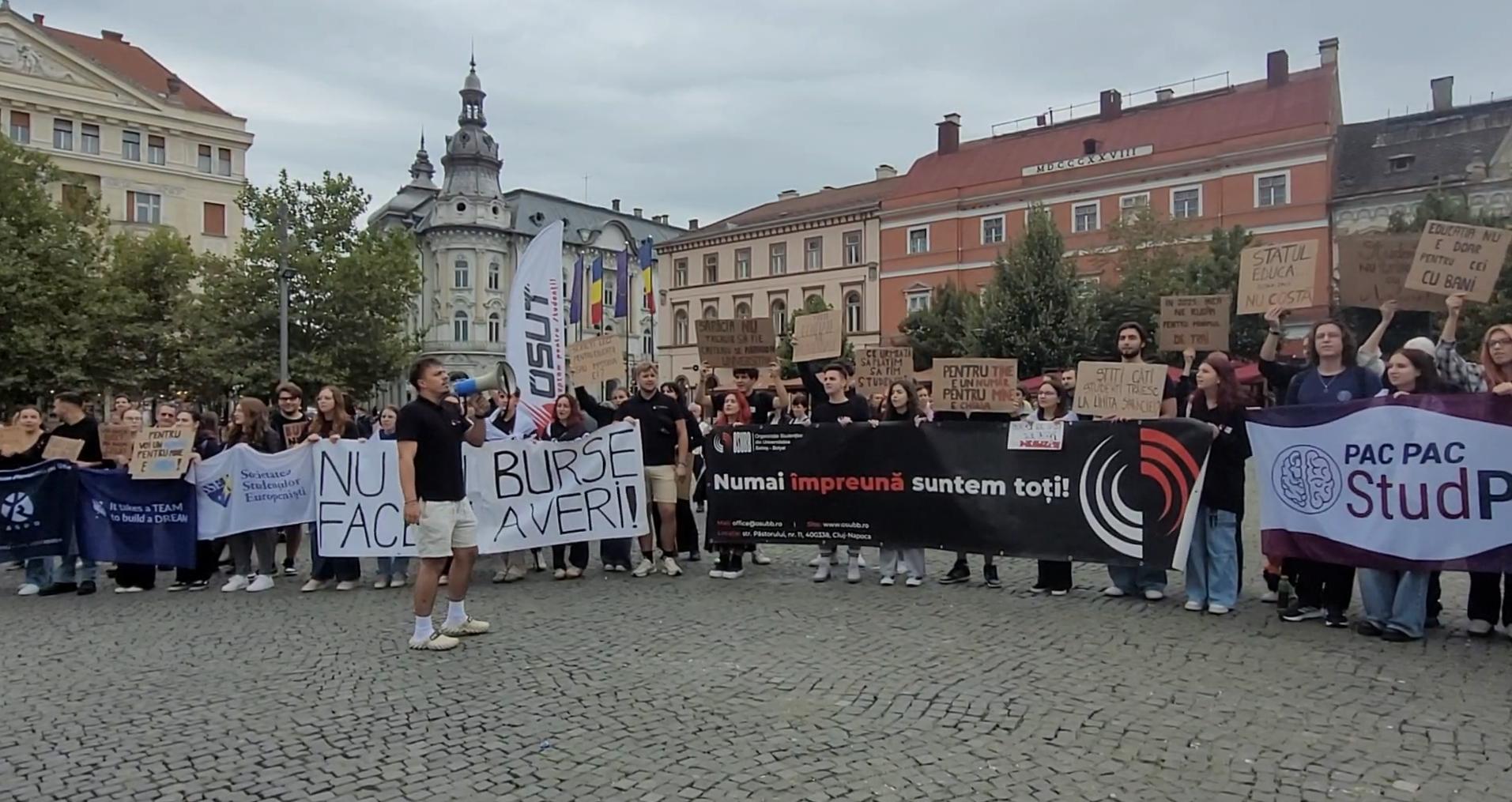 Profesorii clujeni, din nou în stradă. Miting de protest în centrul Clujului. Studenții și elevii, alături de dascăli
