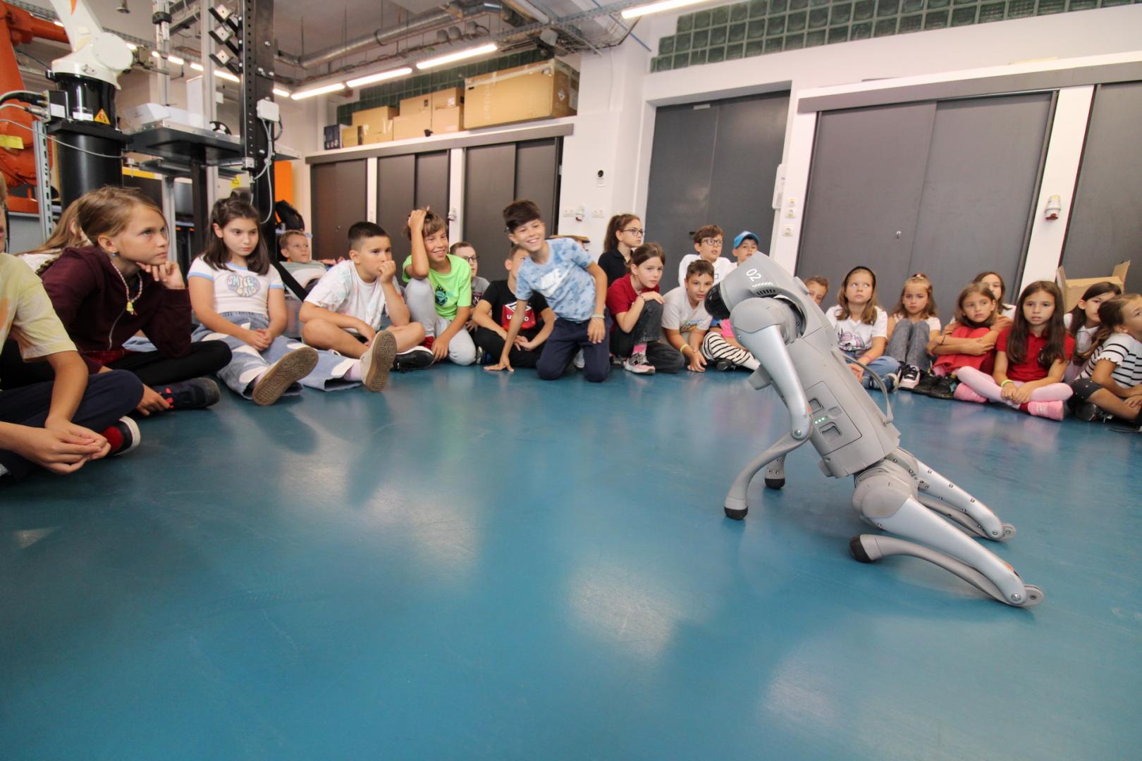 Experiență de neuitat la UTCN pentru un grup de elevi. S-au întâlnit cu câinele-robot Patrocle și au dansat alături de robotul umanoid Pepper