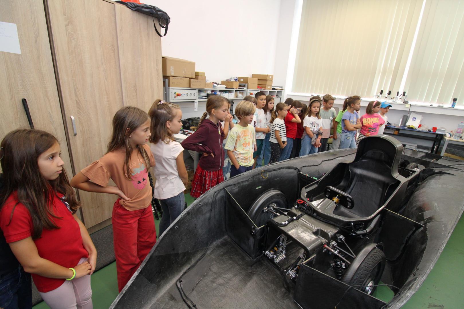 Experiență de neuitat la UTCN pentru un grup de elevi. S-au întâlnit cu câinele-robot Patrocle și au dansat alături de robotul umanoid Pepper
