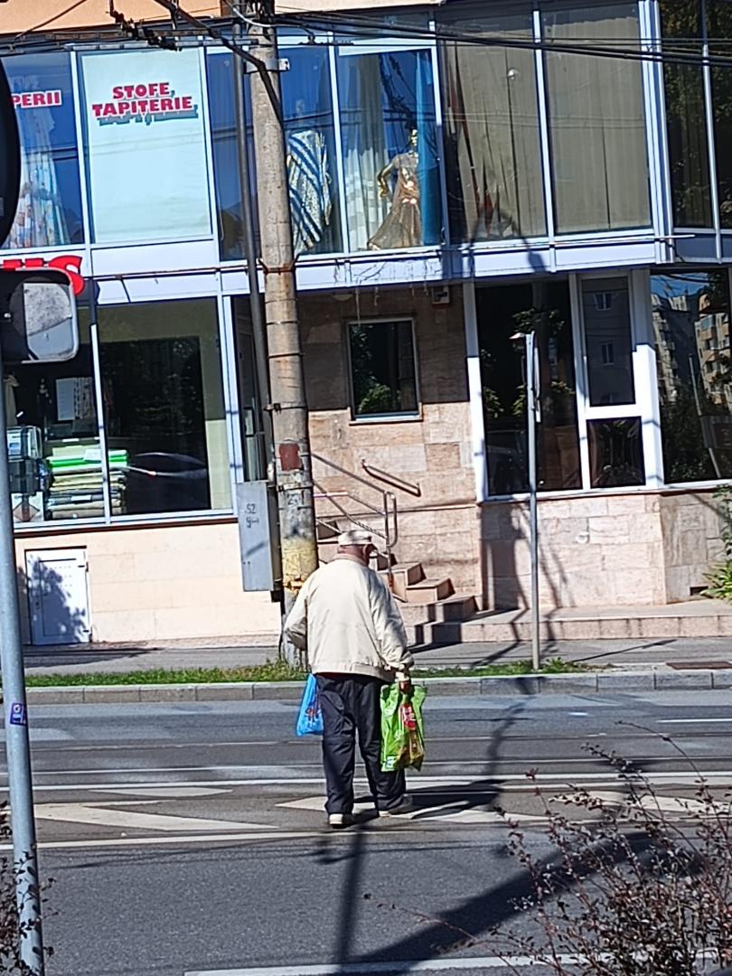 PIETON lovit pe Calea Floreşti, lângă trecerea de la intersecția cu Taberei