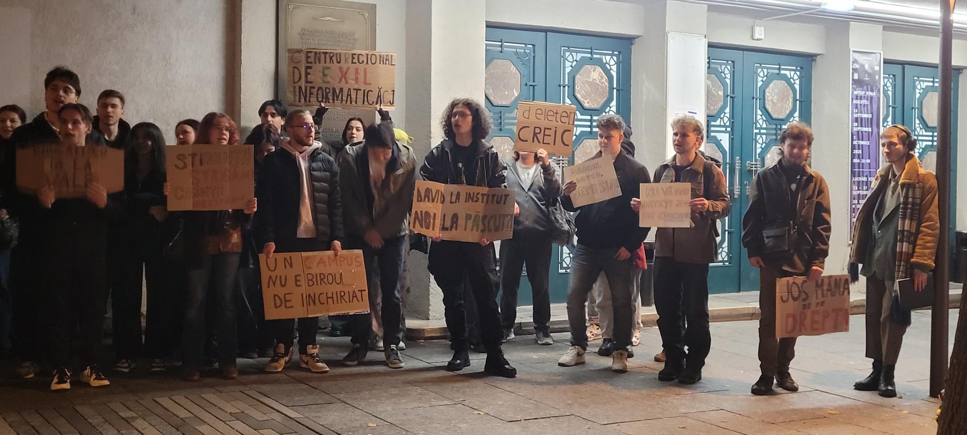 Protest anti-CREIC încentrulClujului! Studenții de la Mate-Info îl așteaptă în stradă pe ministrul Daniel David: "Hai afară, fuga e ușoară "