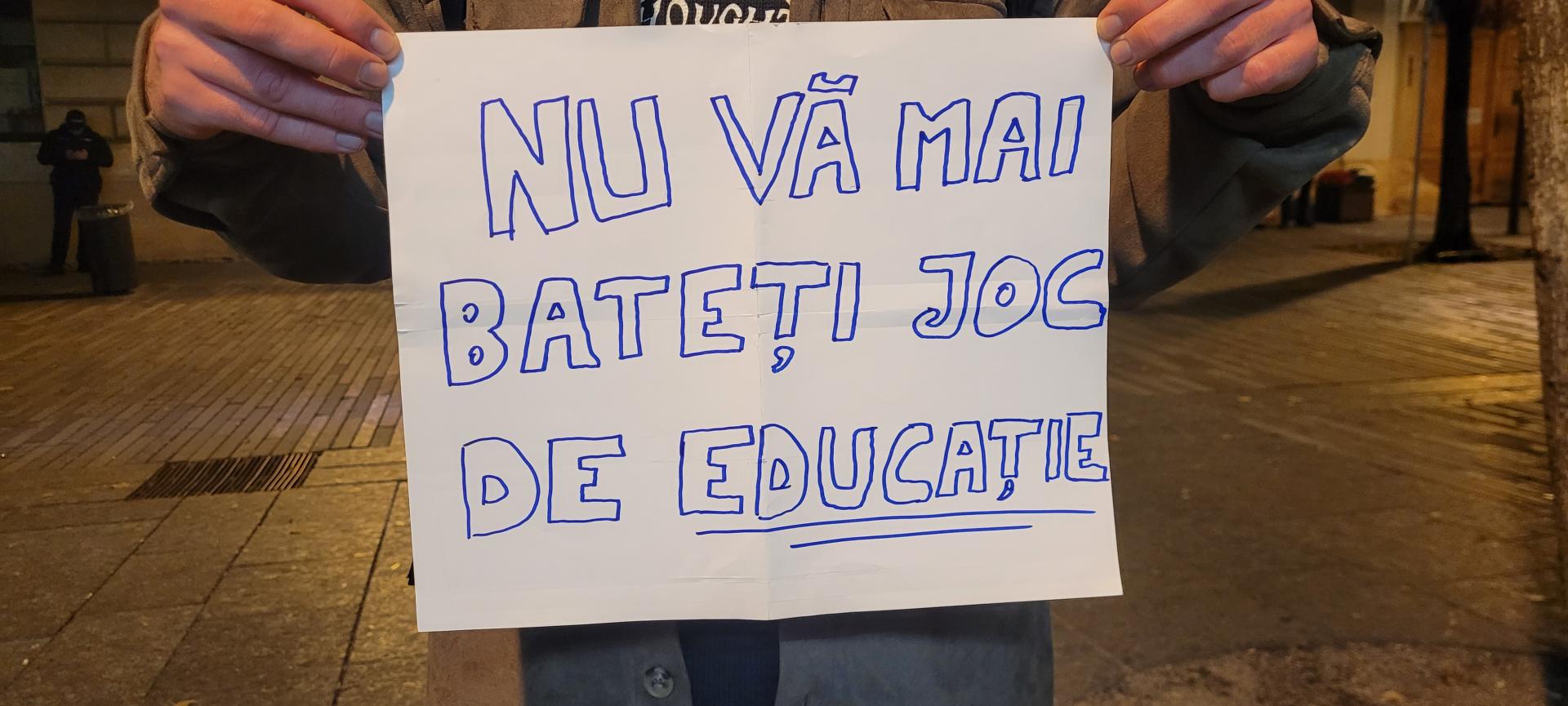 Protest anti-CREIC încentrulClujului! Studenții de la Mate-Info îl așteaptă în stradă pe ministrul Daniel David: "Hai afară, fuga e ușoară "