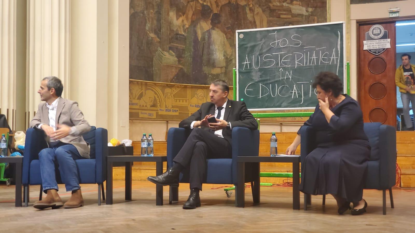 Protest anti-CREIC în centrul Clujului! Studenții de la Mate-Info îl așteaptă în stradă pe ministrul Daniel David: "Fuga e ușoară! Hai afară!&quo