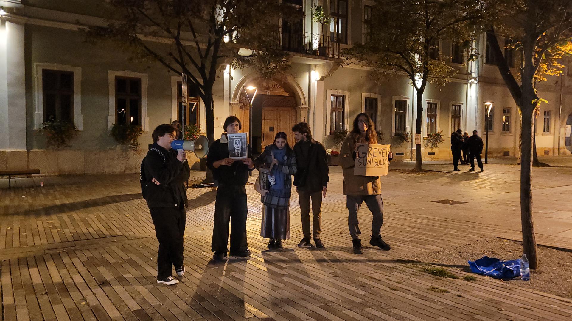 Protest anti-CREIC în centrul Clujului! Studenții de la Mate-Info îl așteaptă în stradă pe ministrul Daniel David: "Fuga e ușoară! Hai afară!&quo