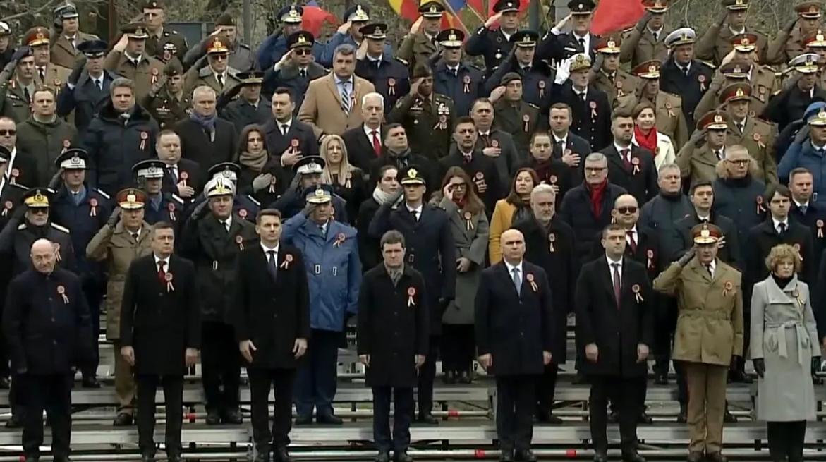 Parada militară de Ziua Naţională a României de la Arcul de Triumf. Lângă cine a stat președintele Nicușor Dan