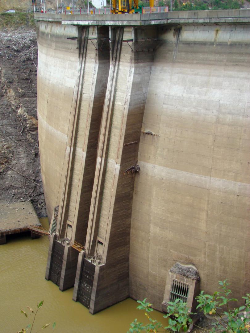 Imagini spectaculoase. Cum arată barajul de la Tarnița aproape gol