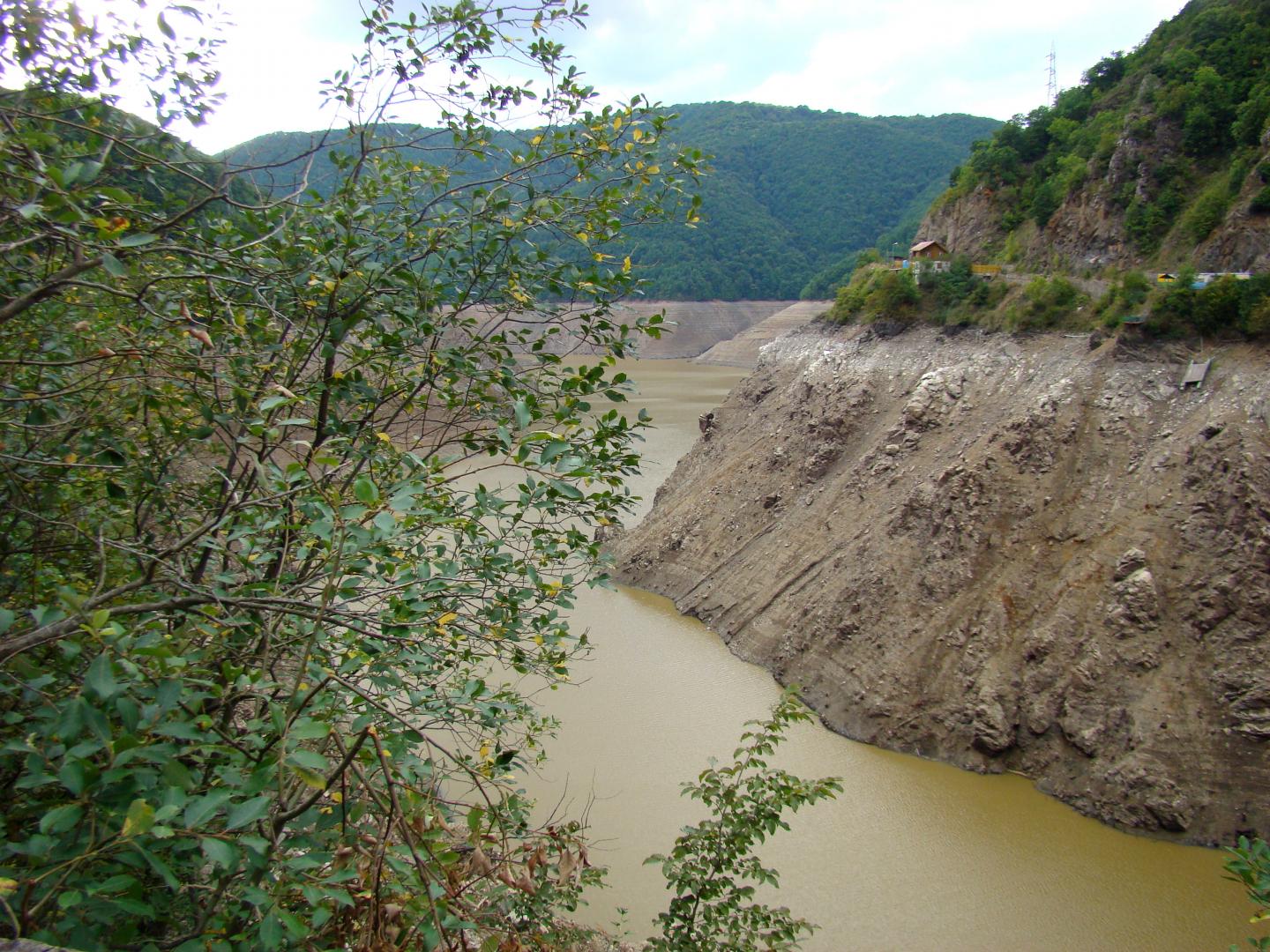 Imagini spectaculoase. Cum arată barajul de la Tarnița aproape gol