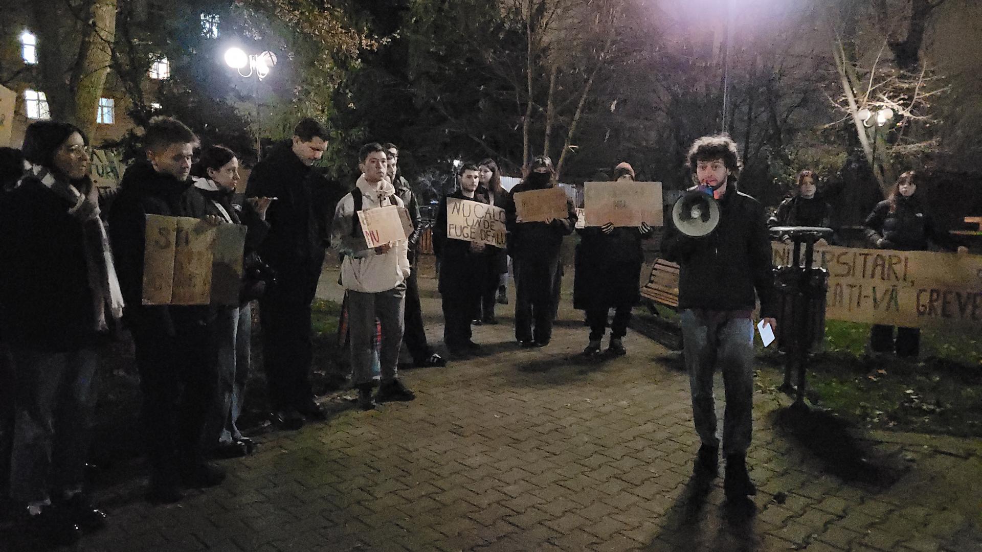 Studenții clujeni, din nou în stradă. Marș și miting de protest în centrul Clujului și la Prefectură: „Bursele înapoi, jos austeritatea!”