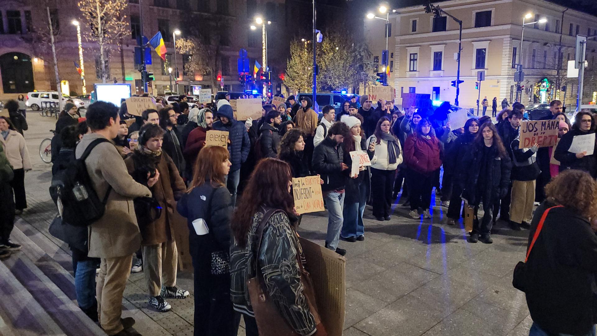 Studenții clujeni, din nou în stradă. Marș și miting de protest în centrul Clujului și la Prefectură: „Bursele înapoi, jos austeritatea!”