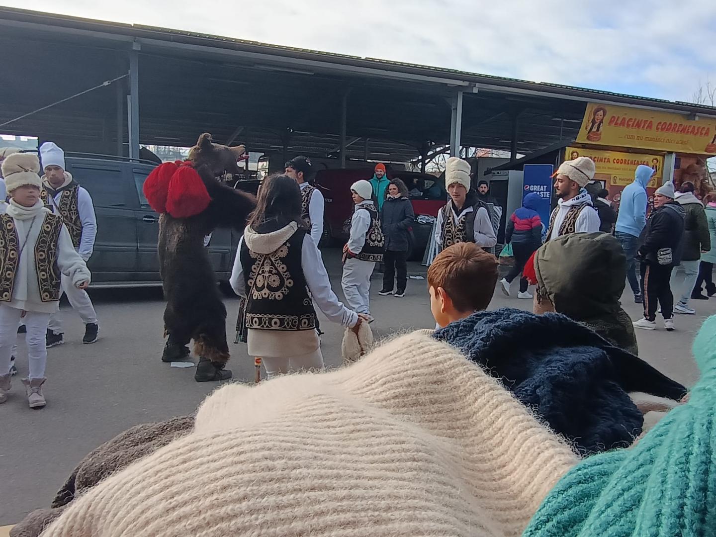 A început febra cumpărăturilor de sărbători: Oserul din Cluj, plin ochi/ Bonus la cumpărături - te colindă ursul