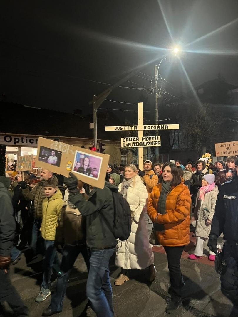 A 5-a seară de proteste la Cluj! Mii de persoane, la marșul pentru libertatea justiției: ”, „Independență, nu obediență!”