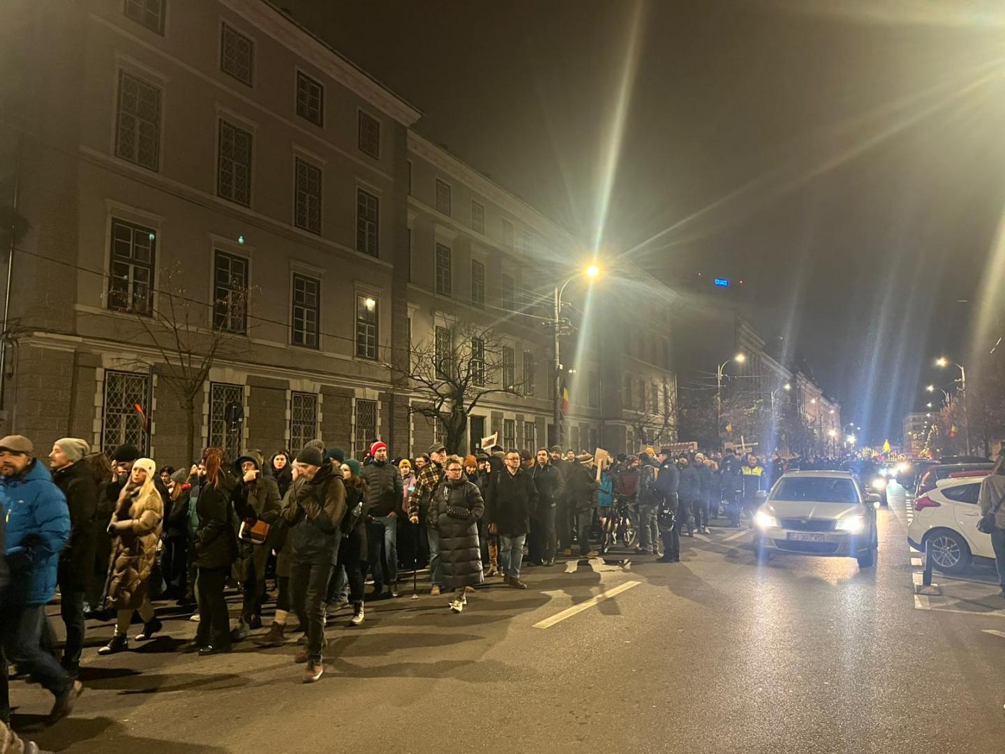 A 5-a seară de proteste la Cluj! Mii de persoane, la marșul pentru libertatea justiției: ”, „Independență, nu obediență!”