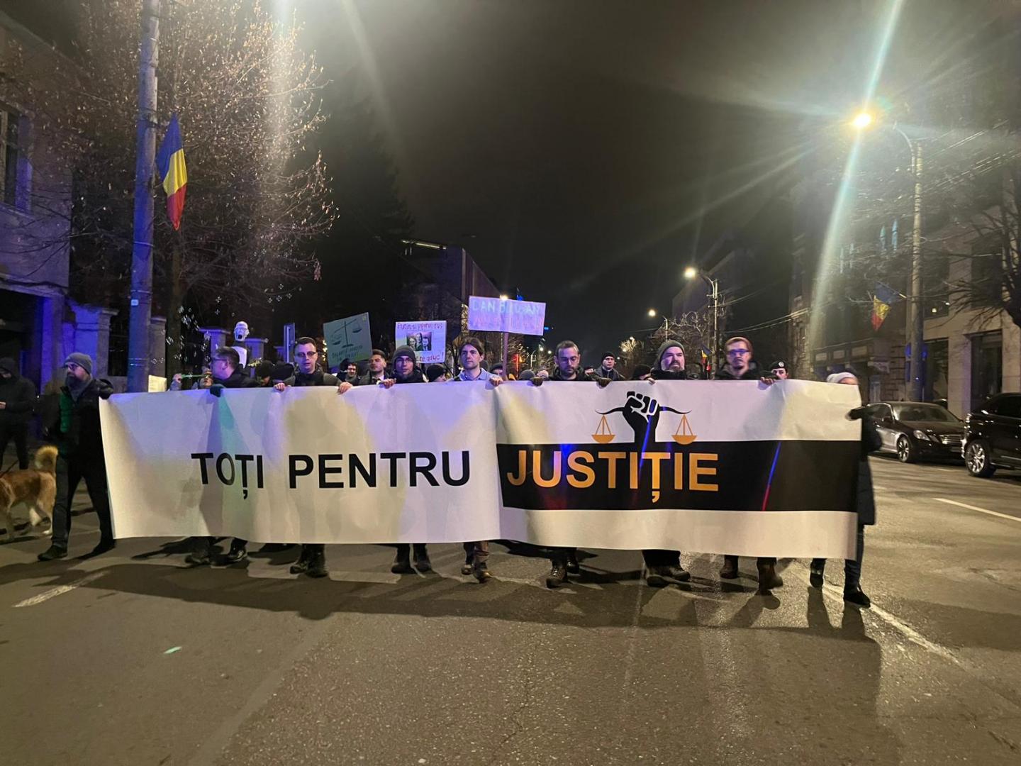 A 5-a seară de proteste la Cluj! Mii de persoane, la marșul pentru libertatea justiției: ”, „Independență, nu obediență!”