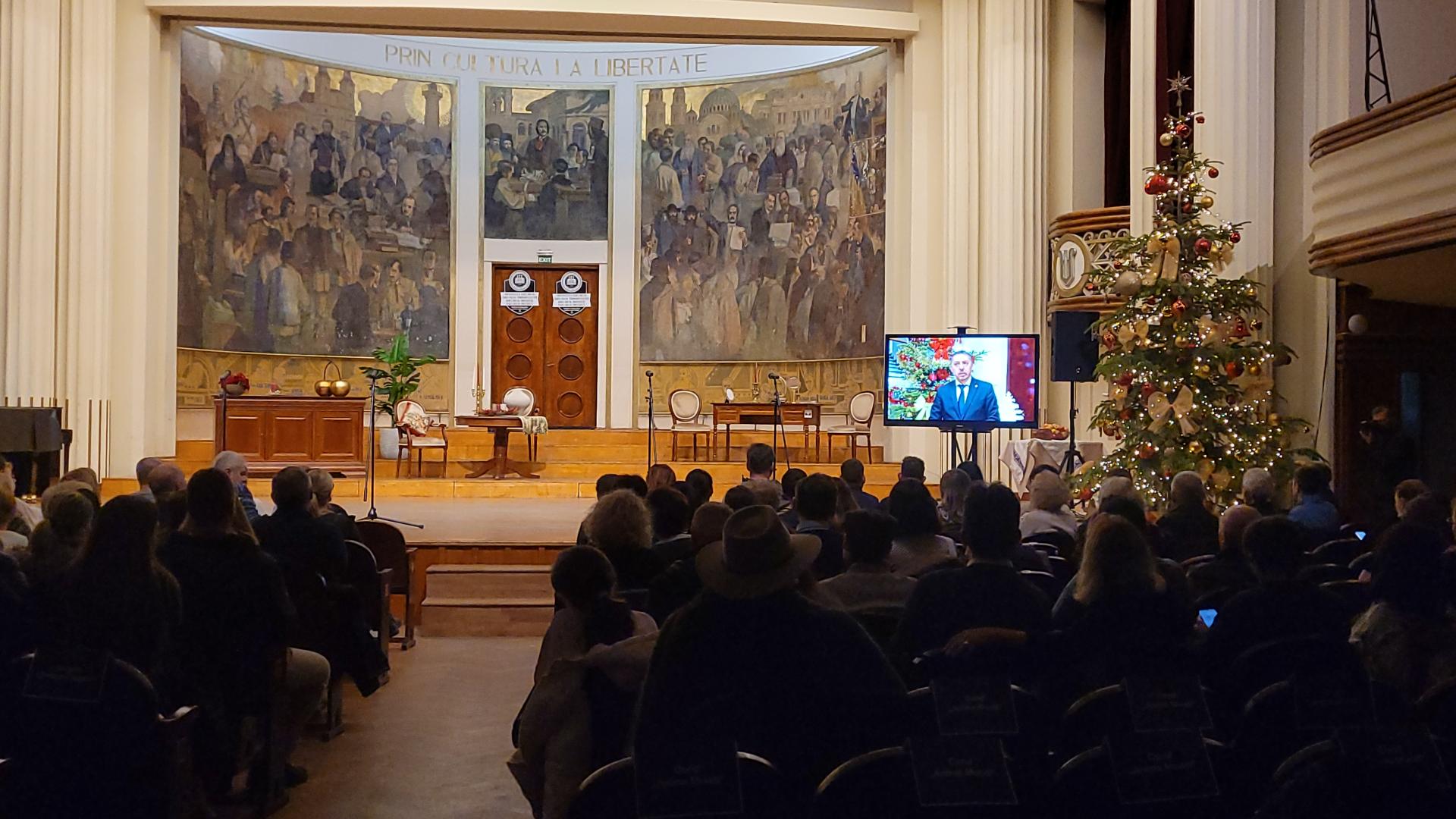 Daniel David, "colindat" în lipsă, la Cluj. Studenții i-au împodobit și un brad cu mesaje de protest